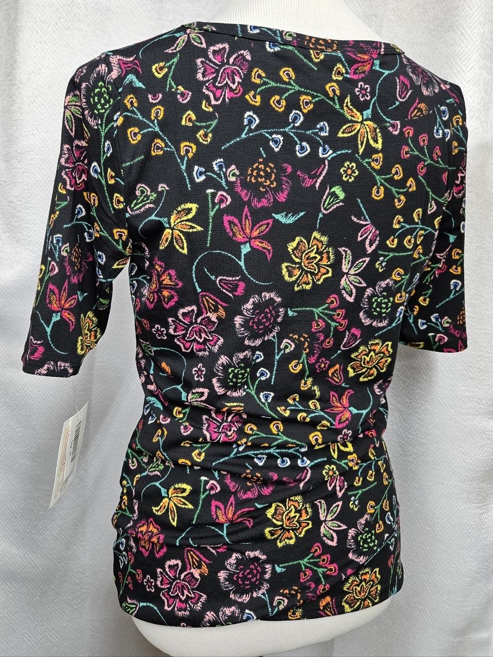 LuLaRoe Gigi Medium Black Short Sleeve Floral Tee with Multicolor - Picture 2 of 7